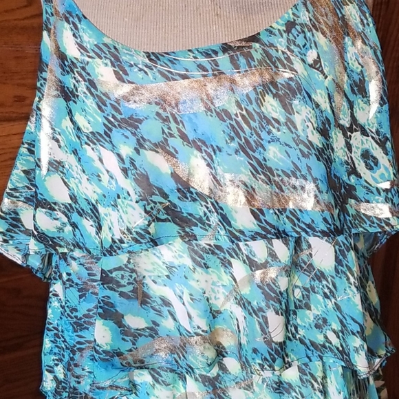 Beautiful flowy flattering dress - Picture 2 of 5